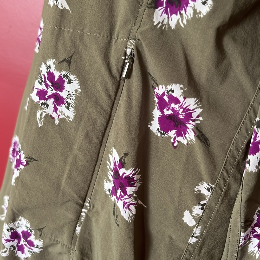 BNWOT Duluth trading company, green floral top - Picture 6 of 16